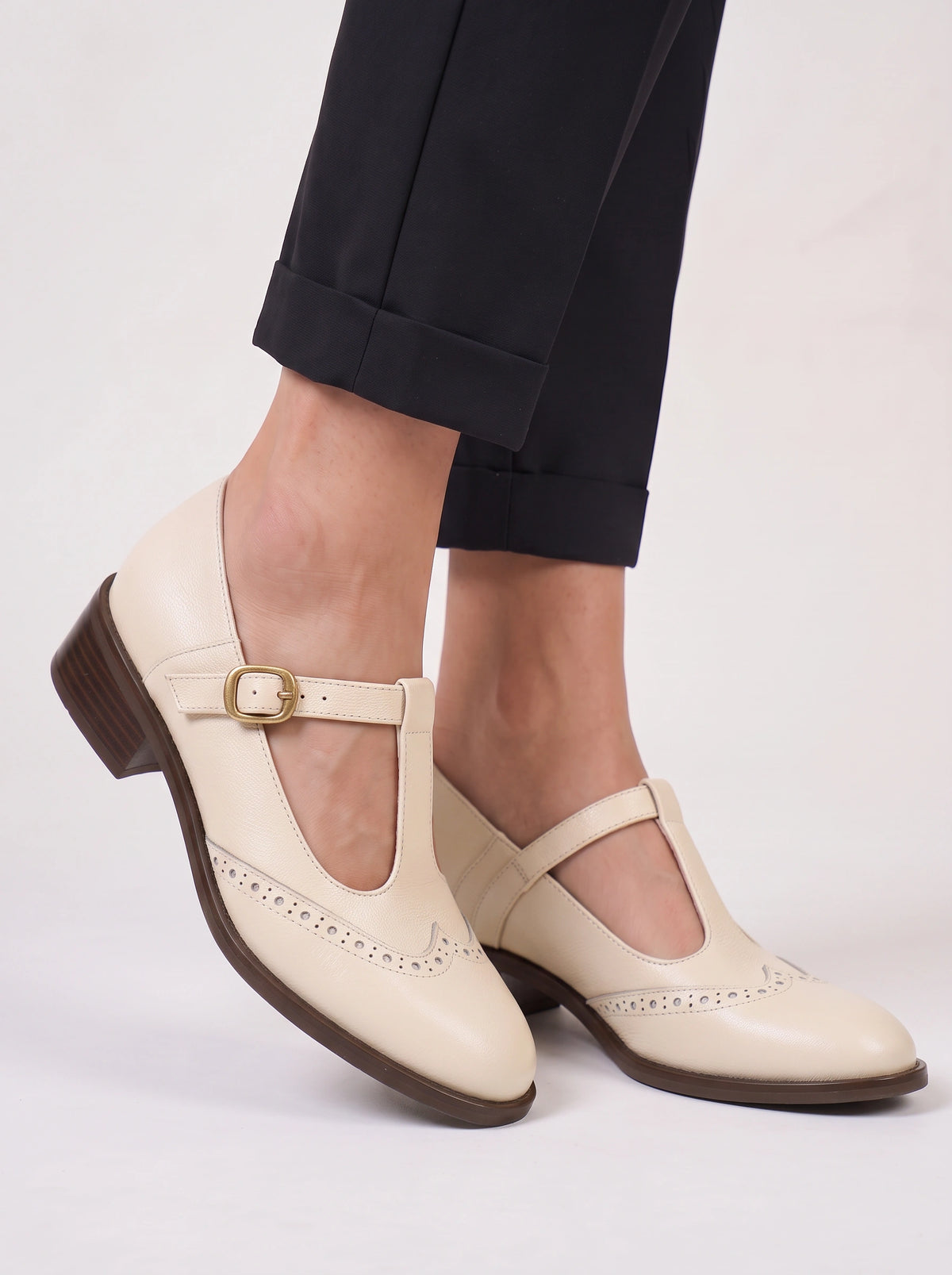 Brogwin Wingtip Mary Jane Shoes – T-Strap Low Heel Women Vintage Retro Office Smart Casual Brogue Shoes