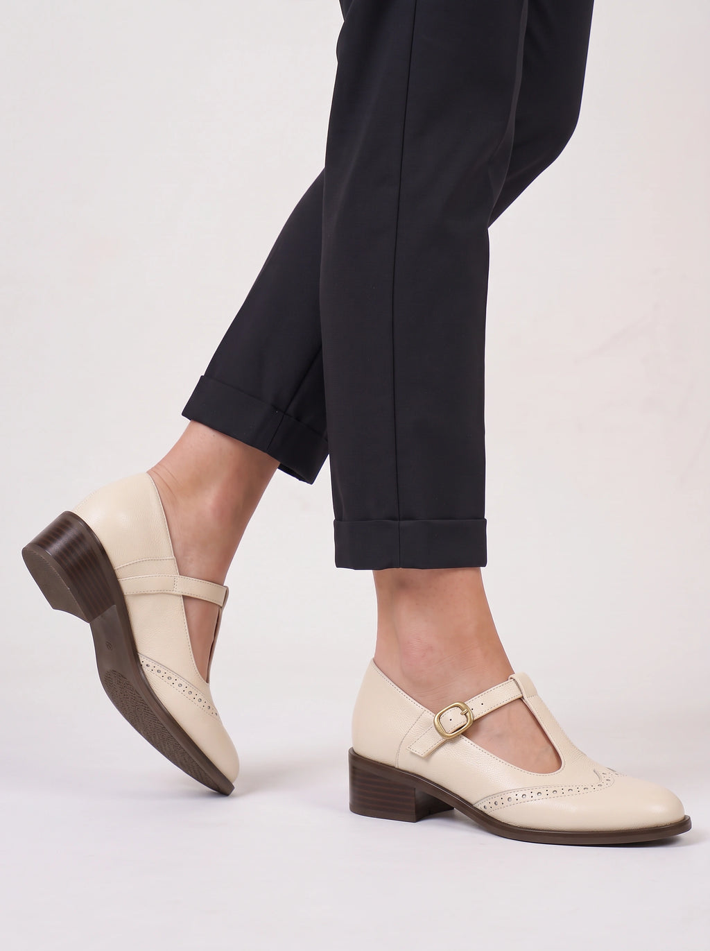 Brogwin Wingtip Mary Jane Shoes – T-Strap Low Heel Women Vintage Retro Office Smart Casual Brogue Shoes