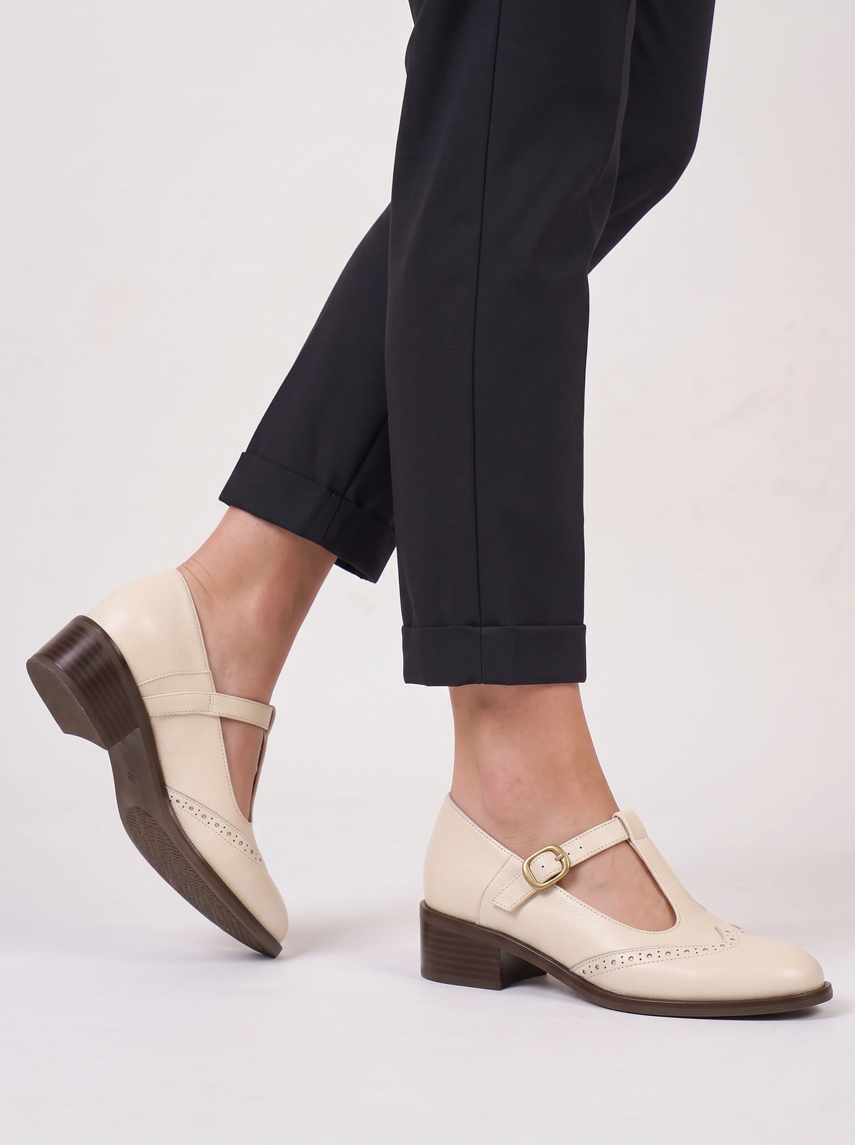 Brogwin Wingtip Mary Jane Shoes – T-Strap Low Heel Women Vintage Retro Office Smart Casual Brogue Shoes