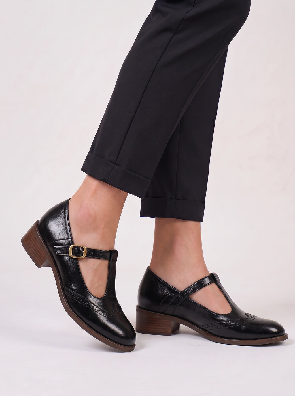 Brogwin Wingtip Mary Jane Shoes – T-Strap Low Heel Women Vintage Retro Office Smart Casual Brogue Shoes